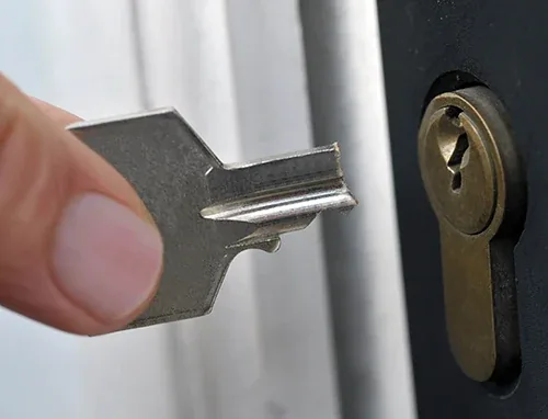 Abgebrochener Schlüssel vor einem Schließzylinder - Hilfe in Hannover